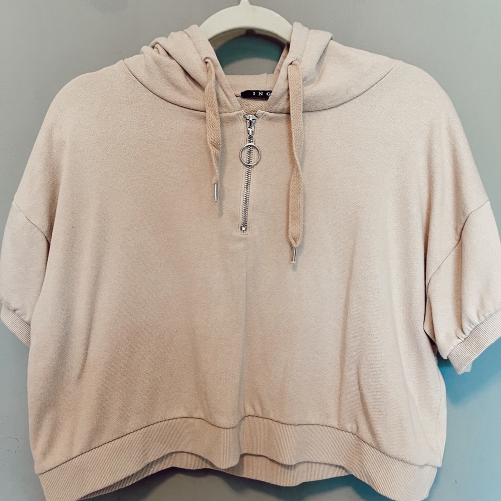 INGNI cropped short sleeve sweatshirt.